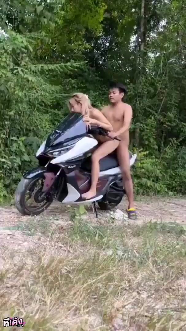 Đưa em nó đi hóng gió rồi địt nhau luôn trên xe máy ở ngoài đồng