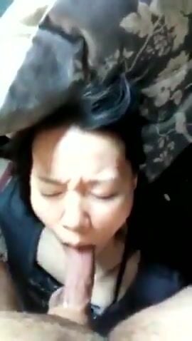 Cu to đút vào mồm con bạn thân lút cán siêu dâm đãng tí thì ngẹn