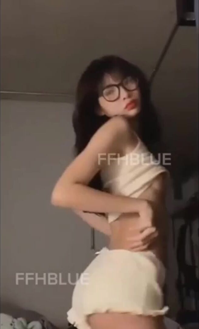 Chơi em học sinh ngực nhỏ bím nhiều nước