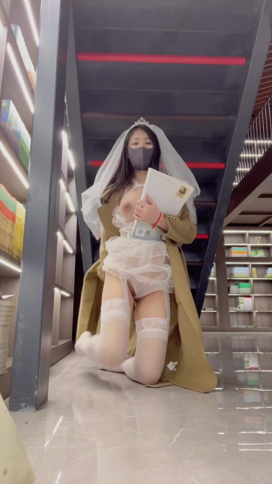 Dâm nữ vú bự cosplay cô dâu lén lút ngồi dưới cầu thang siêu thị show hàng móc lồn #1