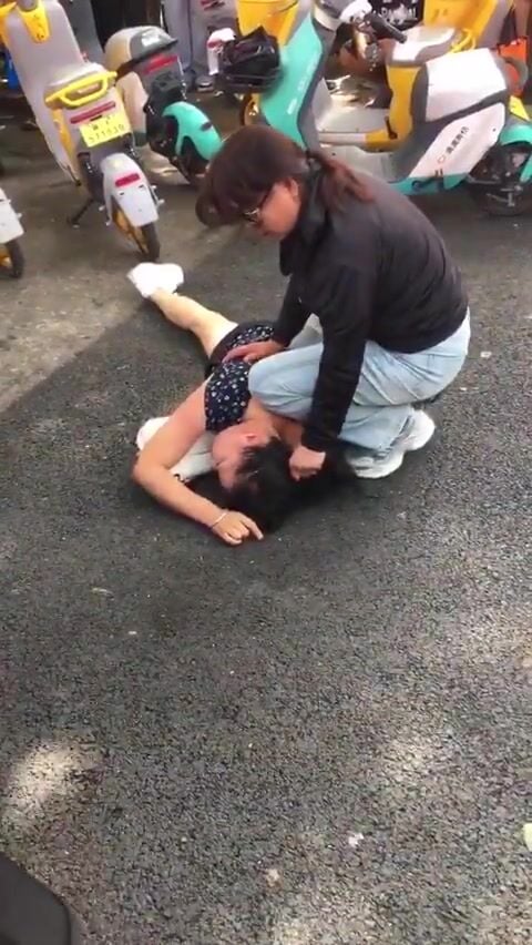 Đánh ghen quá gắt bà vợ xé sì líp của ả nhân tình trước đám đông.