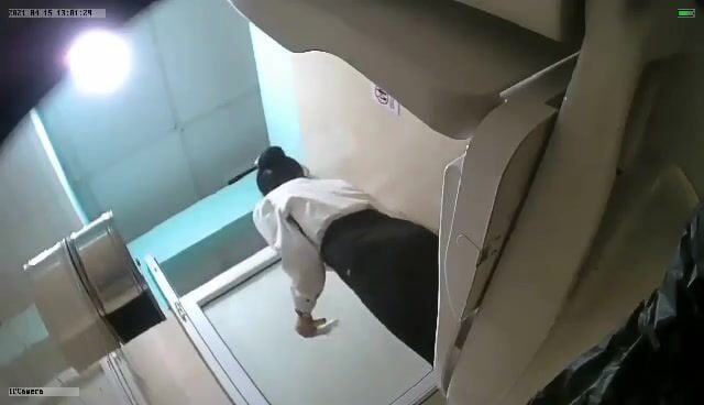 Đặt camera quay lén nhân viên văn phòng đi vệ sinh trong toilet công ty