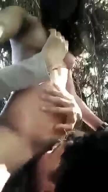 Đi chơi nứng lồn quá đè người yêu ra bắt bú lồn cho bớt nứng