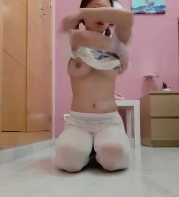 Em Gái 16 tuổi mới lớn ở nhà nứng lồn quá thủ dâm cho sướng lồn