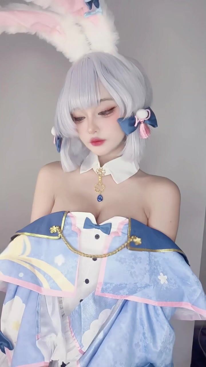 Em gái xinh cosplay thủ dâm