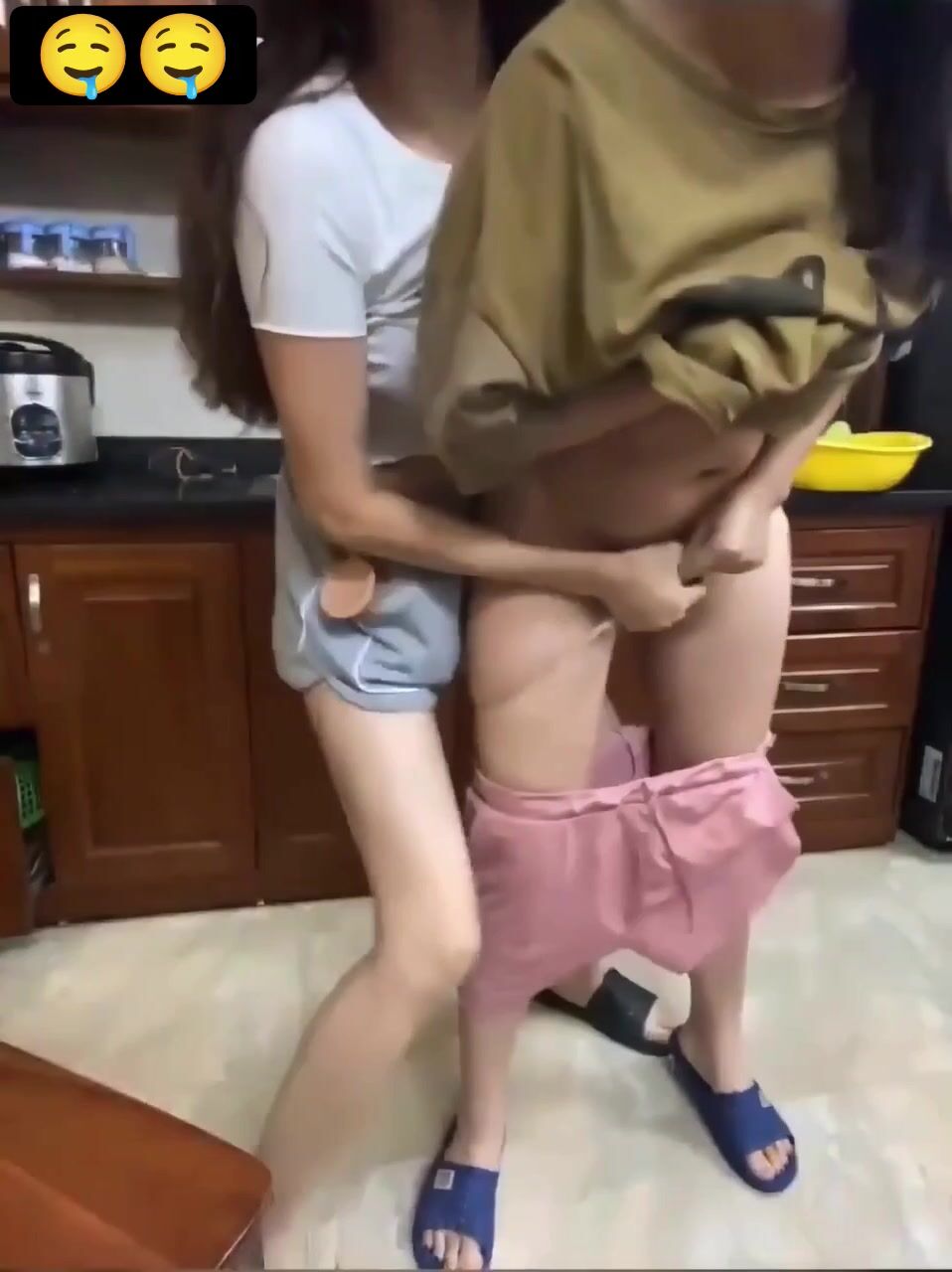 Con gái có hiếu nứng thì tự thủ dâm xong mẹ nấu ăn còn tụt quần mẹ mọi người xem lồn.