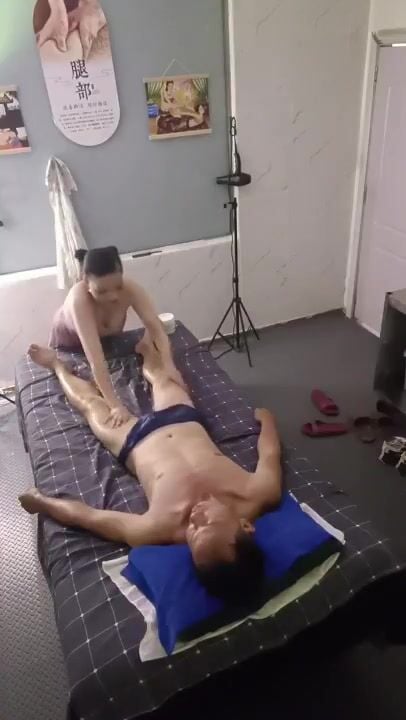 Hack cam quán masage em gái Việt làm bên đài