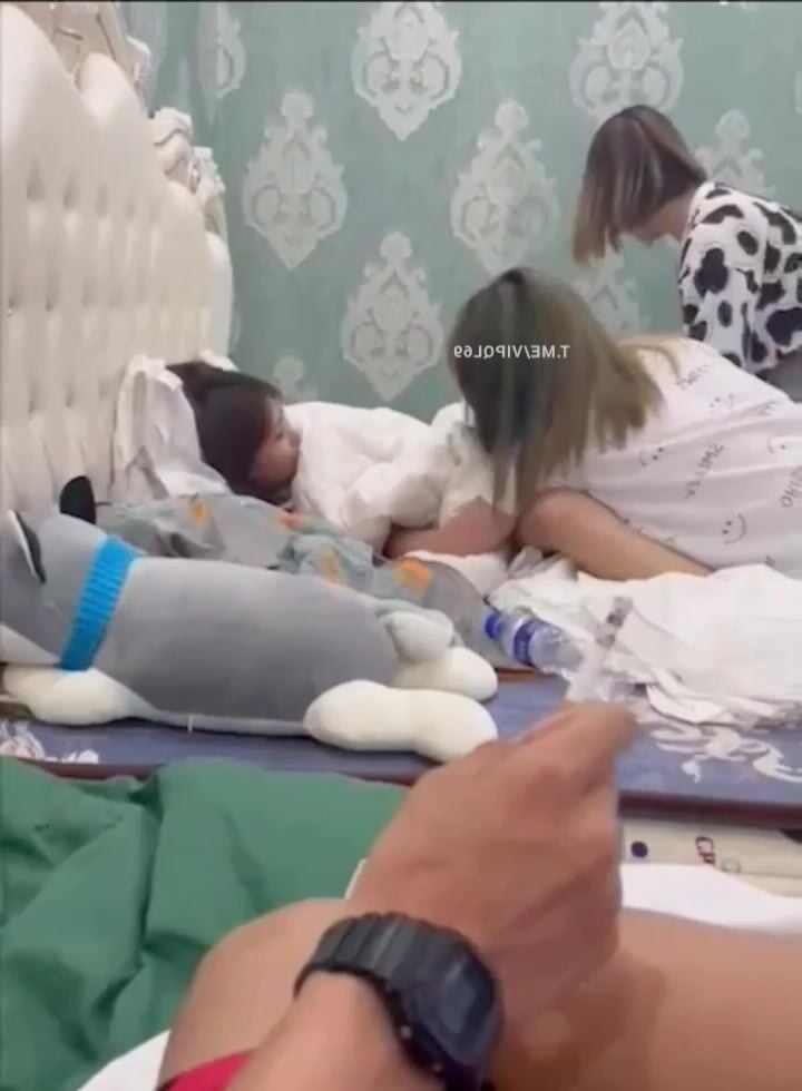 Đánh ghen hài hước cô vợ và nhỏ bạn lo nghịch lồn ả nhân tình trong sự vui sướng.