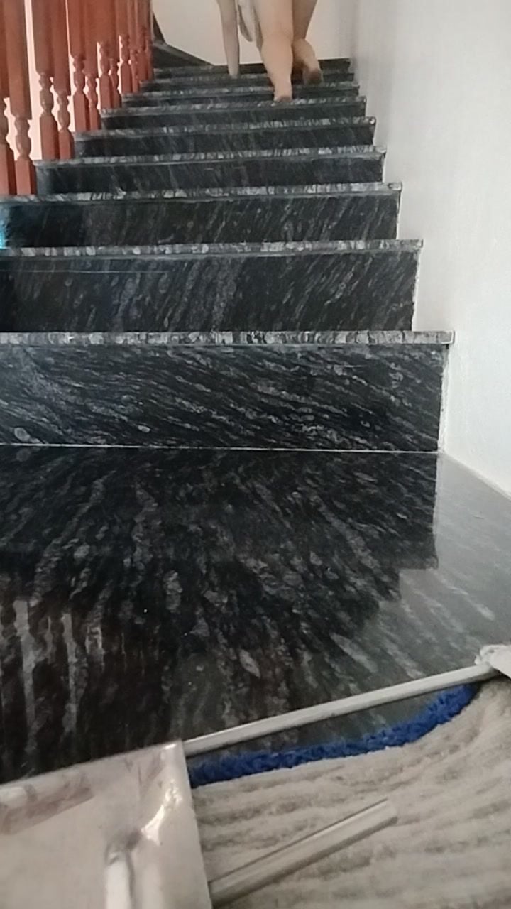 Chị giúp việc dâm đãng vừa lau nhà vừa quay clip show lồn cho xem cực nứng