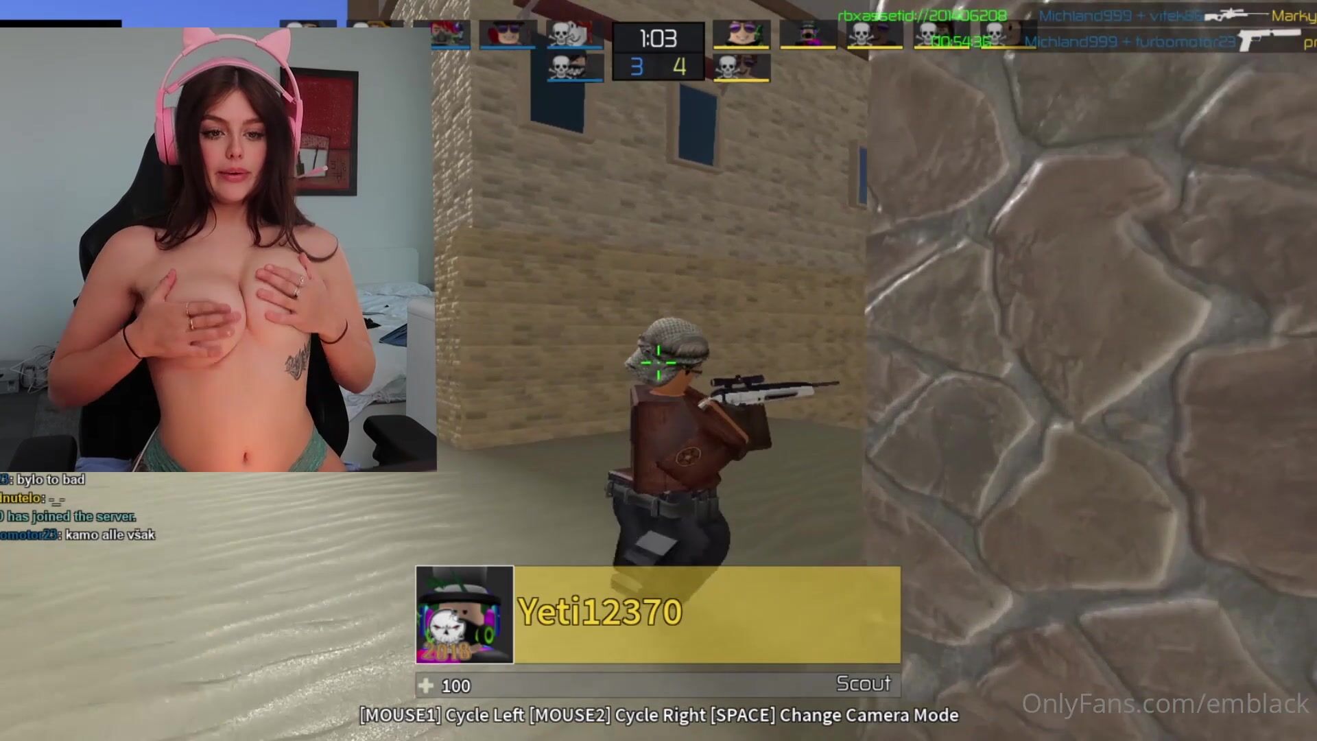 E Tây xinh dâm vú tròn xỏ khuyên vú vừa chơi game vừa show hàng