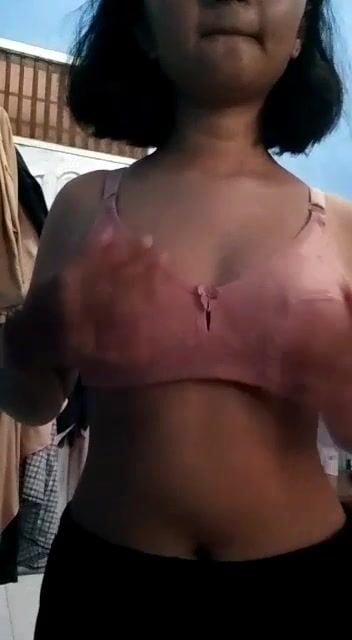bé lớp 11 dân tộc đang khoe vú cho trai xem thì em gái vào