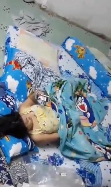 quay lén con em gái mới cấp 2 đã biết móc l thủ dâm