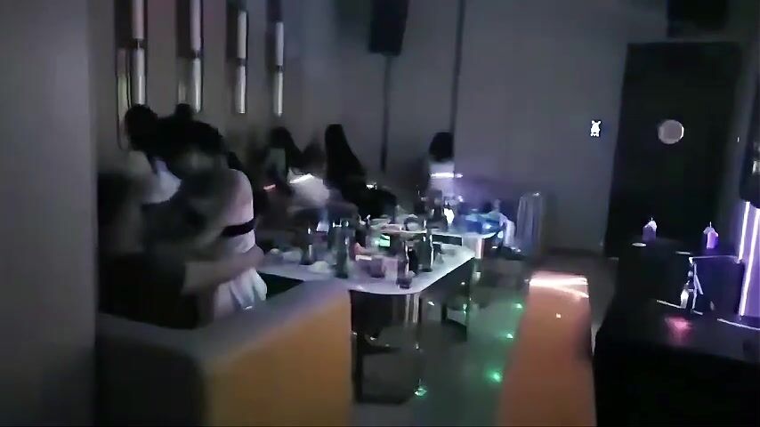 Đi Karaoke là phải nhún như vậy à