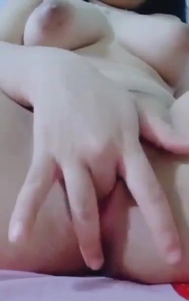 Em Gái 16 tuổi mới lớn nứng lồn quá thủ dâm sướng té đái luôn