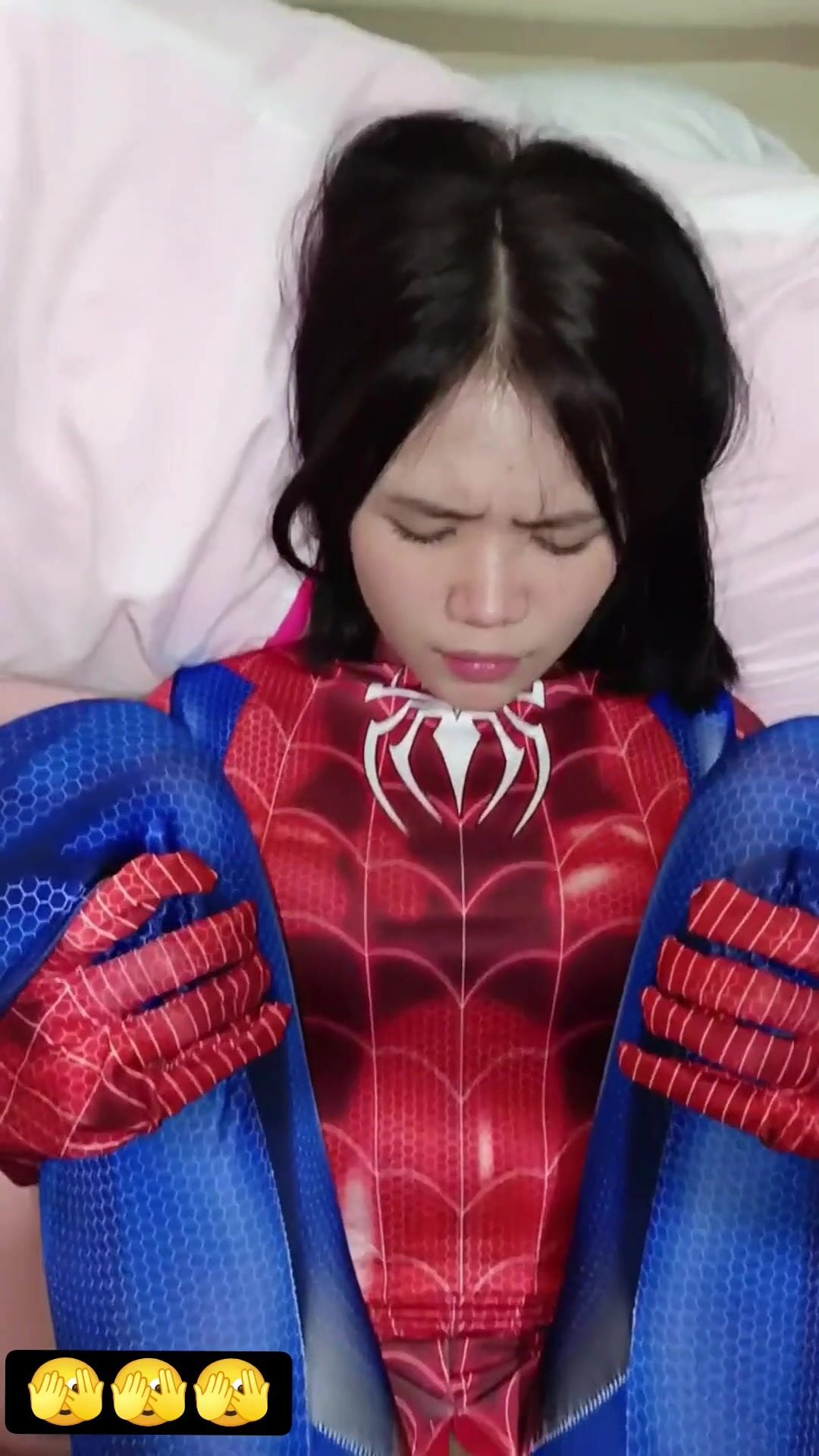 Sáng sớm anh họ bắt em gái cosplay người nhện rồi đè đụ ko thương tiếc.
