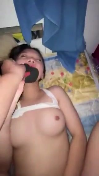 Tuy ngại mà sướng đụ người yêu xinh đẹp còn nhéc sì líp mùi lồn ẻm vào miệng ẻm.