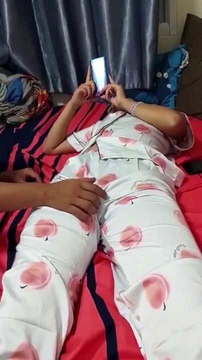 Dụ dỗ con gái 16 tuổi chơi điện thoại để cha dưỡng sờ mép lồn xoa hạt le con bé.