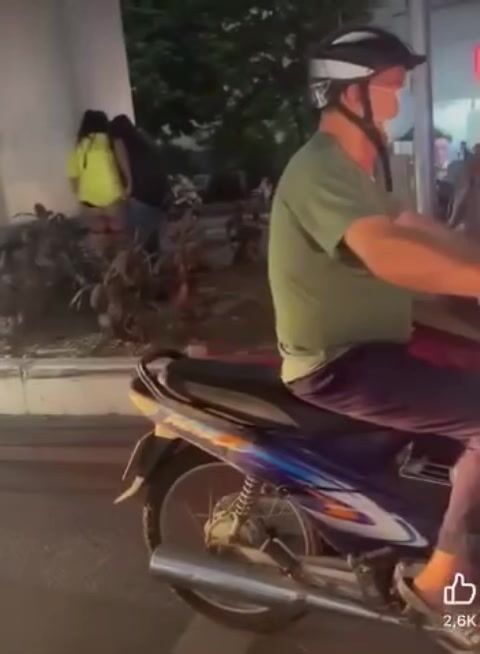 cặp đôi nứng lồn đụ nhau ngay ngoài đường ở hà nội