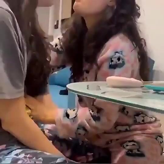 2 em les yêu nhau cha mẹ ko để ý tranh thủ móc lồn tự sướng cho nhau lén lút.