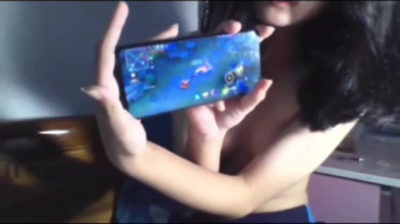 Cho con bạn thân mượn điện thoại chơi game nó cho xem vú