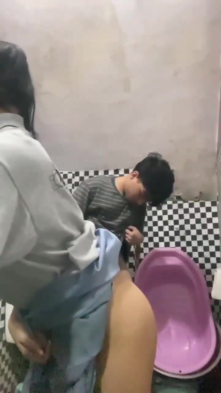 Anh họ liều lĩnh bắt em gái 17 tuổi bú cu rồi đụ luôn không bao.