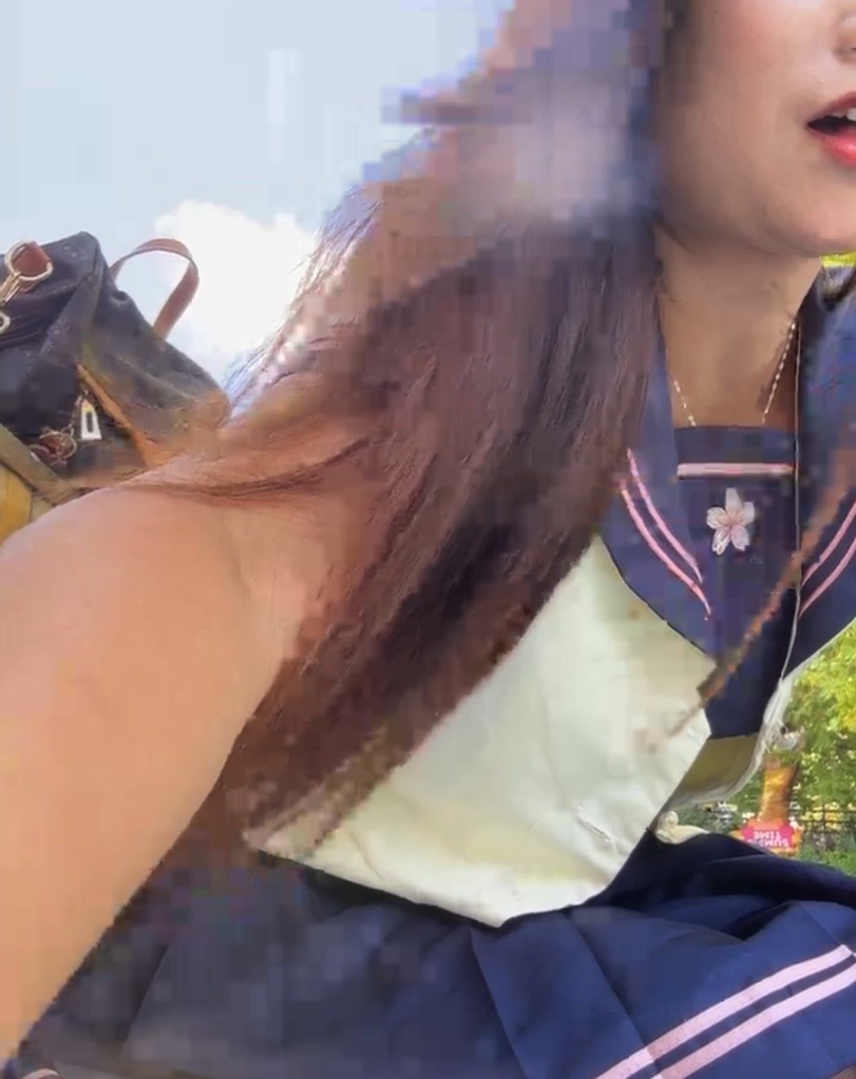 Em rau cosplay xinh viên nhét toy vào lồn thủ dâm ngoài công viên dâm đãng