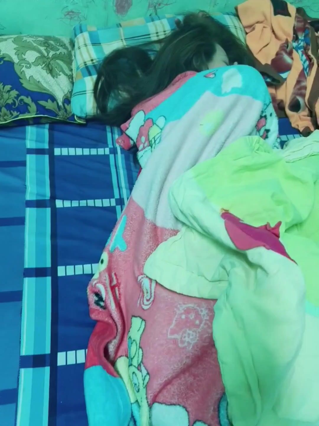 Dì út bị ốm sốt nhẹ uống thuốc có thuốc ngủ thằng cháu họ lợi dụng cơ hội đụ trộm.