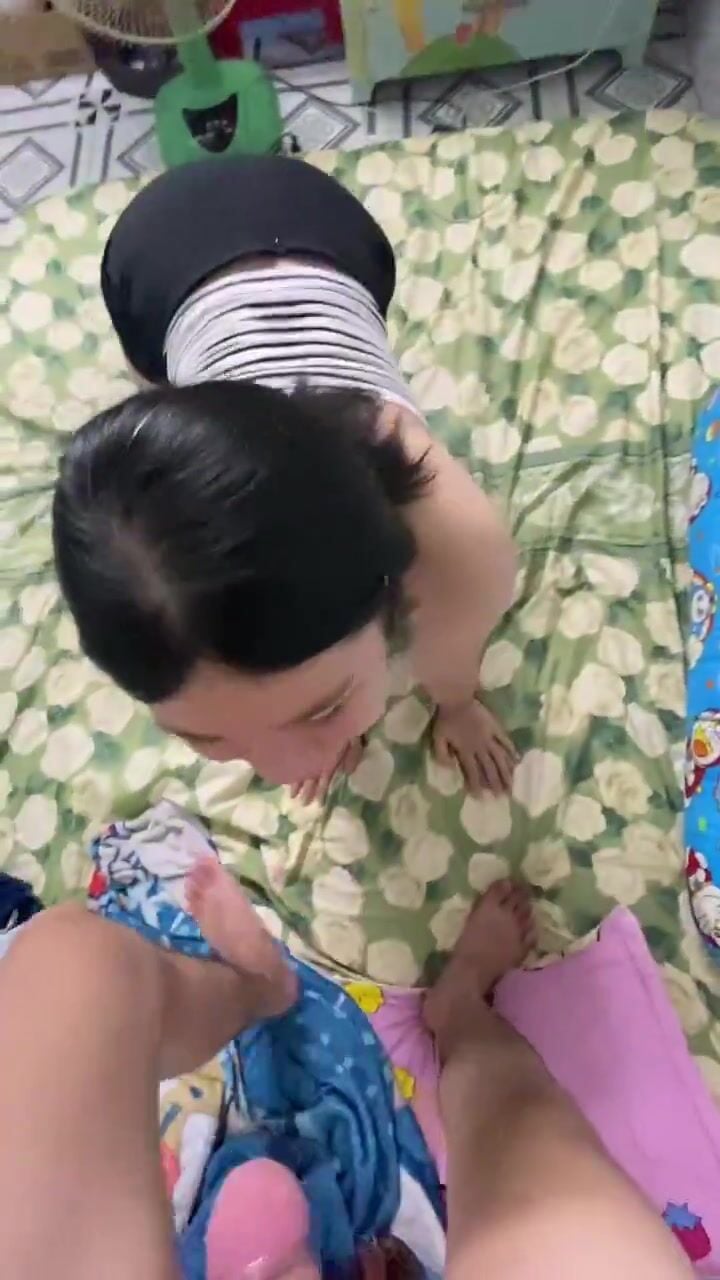 Ngày lễ mn đi xem pháo hoa, còn em ở nhà làm con phò cho chủ nhân vẫn chưa đủ em muốn