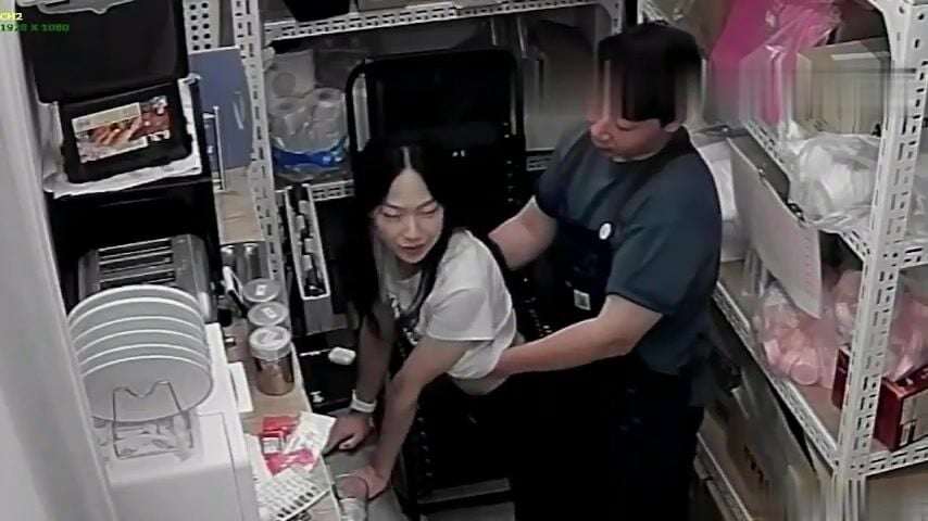 nhân viên lén lút trong kho cửa hàng
