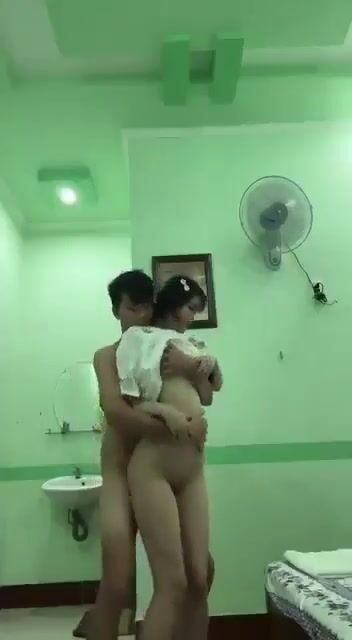 Cha mẹ cho 2 đứa đi học nhưng 2 em học sinh lại vào nhà nghỉ đụ nhau.