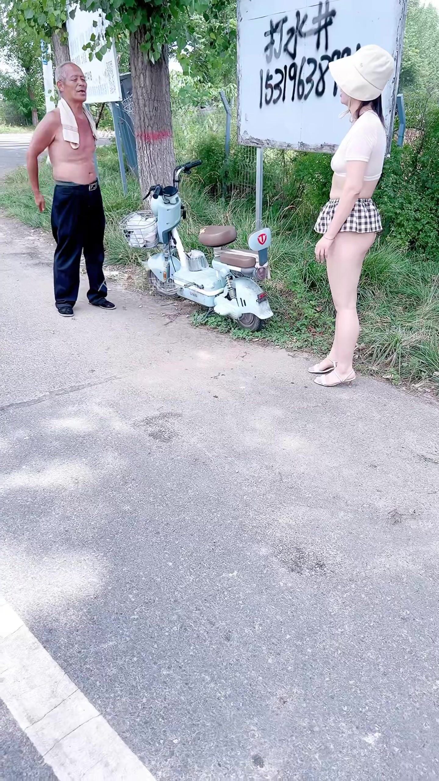 Cú sốc về già,dâm nữ khỏa thân show hàng đi dạo mua đồ quanh xóm trêu các cụ lớn tuổi