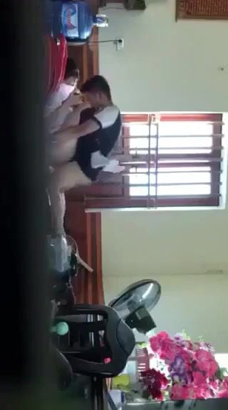 Em gái 2k9 chuẩn bị đi học thì anh họ vào phòng gã đụ.