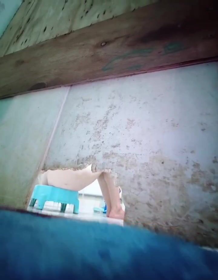 QUAY LÉN BÀ MẸ KẾ TẮM, TÍ THÌ BỊ PHÁT HIỆN
