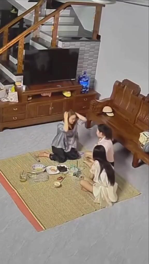 XEM CAM THẤY BÀ MẸ KẾ VÀ 2 ĐỨA EM ĐỌ VÚ XEM AI TO KAKA