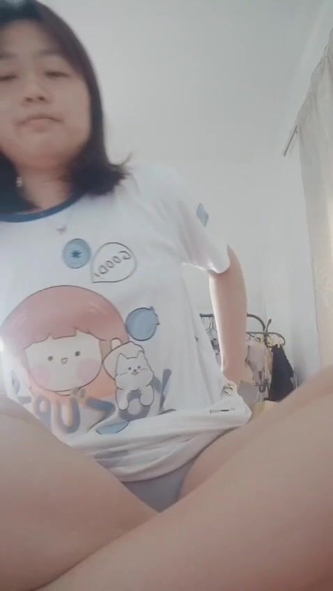 Em gái xoa bướm lâu ngày nứng