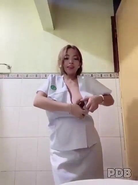 Cô y tá vú to lồn múp thủ dâm móc lồn cho bệnh nhân xem