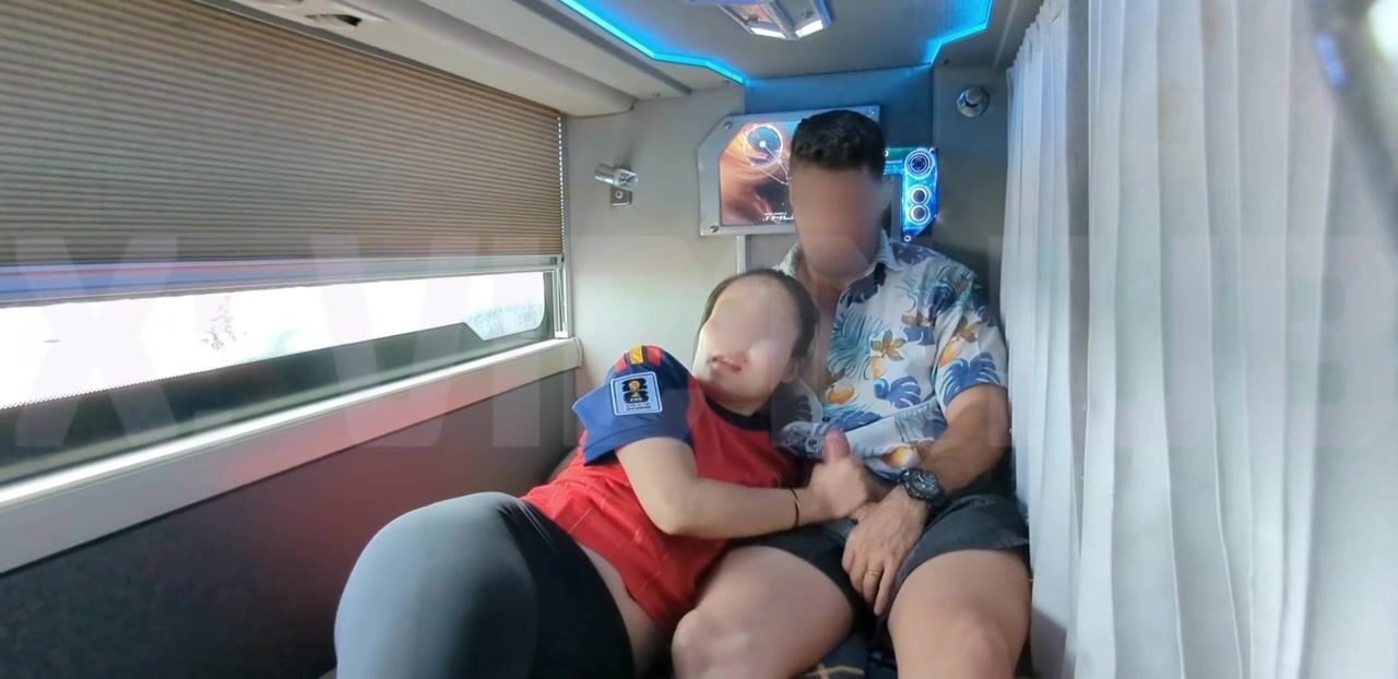 Vợ dâm trốn ck cùng bull Tây lên xe khách lén lút địt nhau còn cho bắn ngập lồn nữa