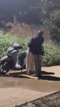 Quay lén thằng bạn chở b gái về nhà mà đứng hôn nhau lén lút mò vú ẻm ngoài đường