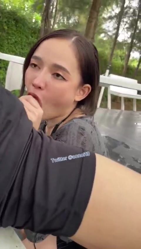 Ghệ dâm vú tròn nứng lồn đi du lịch cùng ck còn gạ ng lạ đụ public bắn tinh lên mặt