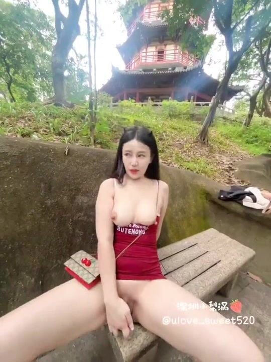 Dâm nữ tq vú bự nứng lồn ra công viên ngồi móc lồn public bắt b trai quay video