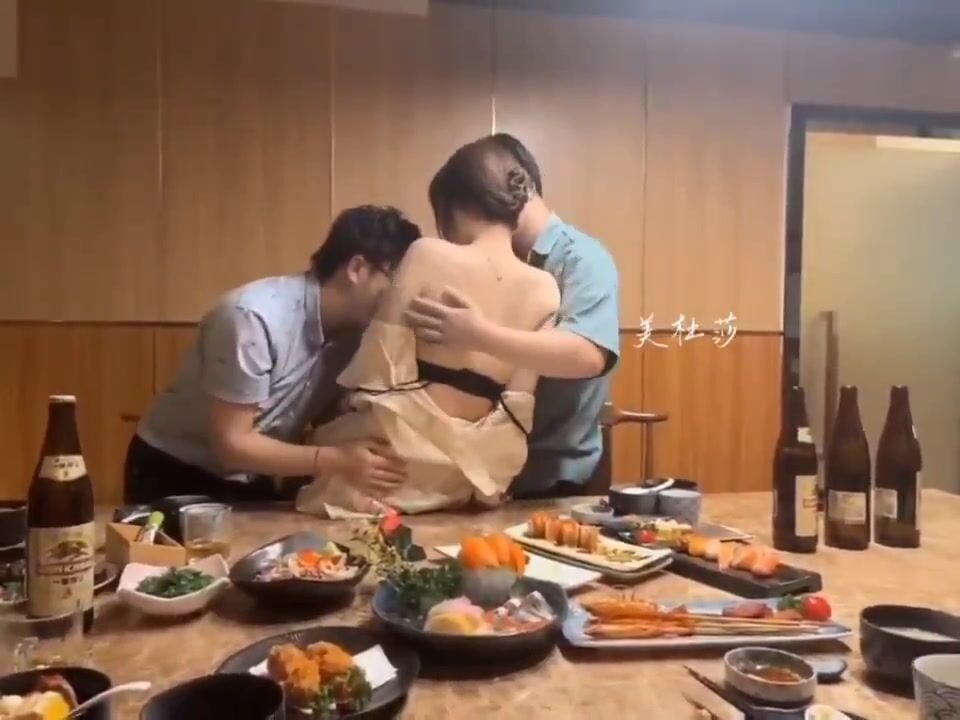 Dẫn e thư kí đi nhậu cùng các đối tác cho các đối tác địt tập thể e để kí hợp đồng