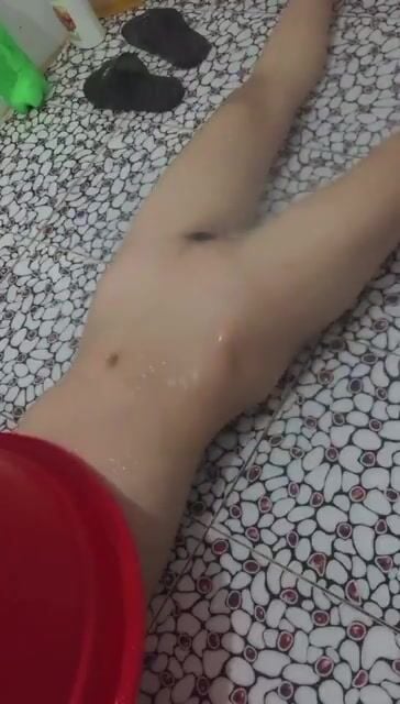Em học sinh mới lớn hàng non tắm xịt nước vào lồn kích thích