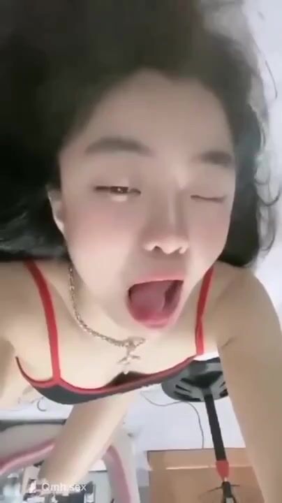 Em học sinh thủ dâm trong sự khoái cảm