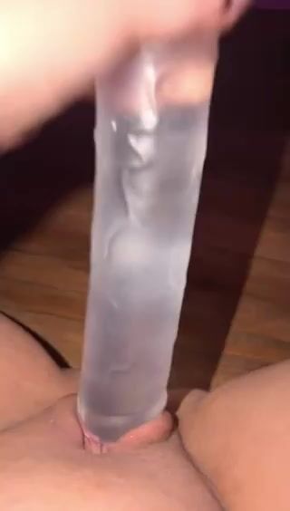 Đâm lút cán với sextoy trong suốt to và dài khiến em rên cực sướng
