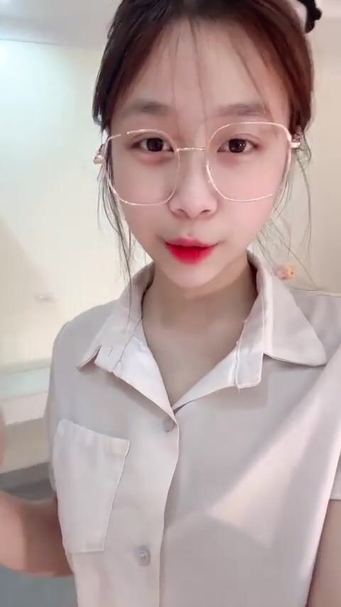 Em gái đeo kính mời lớn ở nhà nứng lồn thủ dâm cho sướng lồn