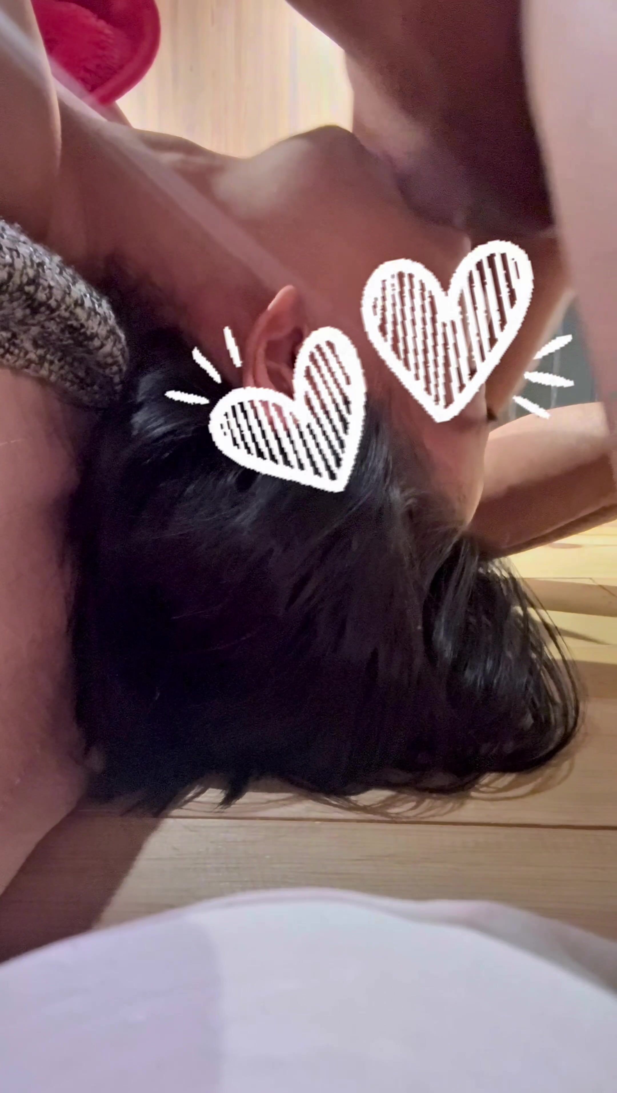 Mấy ngày không gặp là cứ nằm ngữa ra bắt chồng đụ vào tận cuốn họng