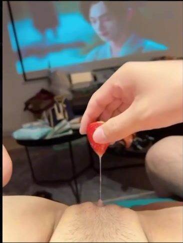 Bướm Non Ngồi Dạng Bướm Cho Ăn Dâu Tây Show Vú Móc Bím Cực Điêu Luyện