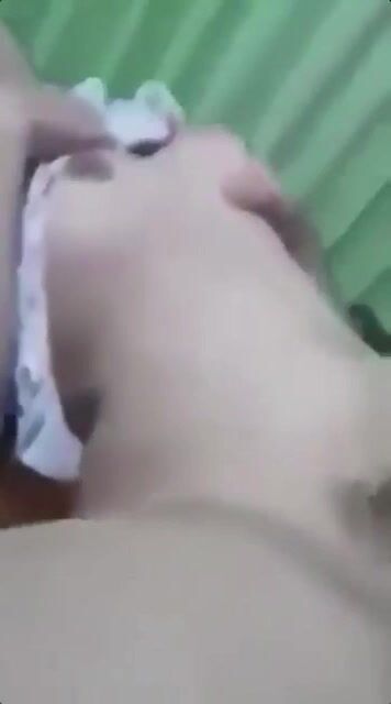 Ông cậu họ dâm dê thấy ở nhà ko có ai liền tranh thủ móc lồn bú lồn cháu gái 2k9