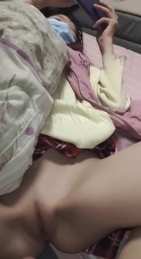 “chú đeo bao rồi, chá.u cứ ngủ đi”- lừa đút cặc vào phá trinh bé 2k9