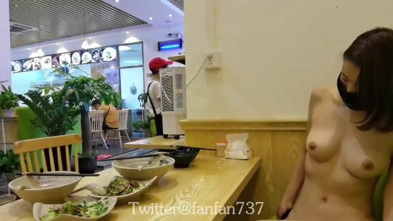Khoả thân trong quán ăn đông người